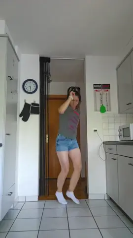 A post by @lianamihaela on TikTok caption: #fy #fyp #5pasidebine❤💃 #misiuneatiktok #foryoutiktok😘✌️ 