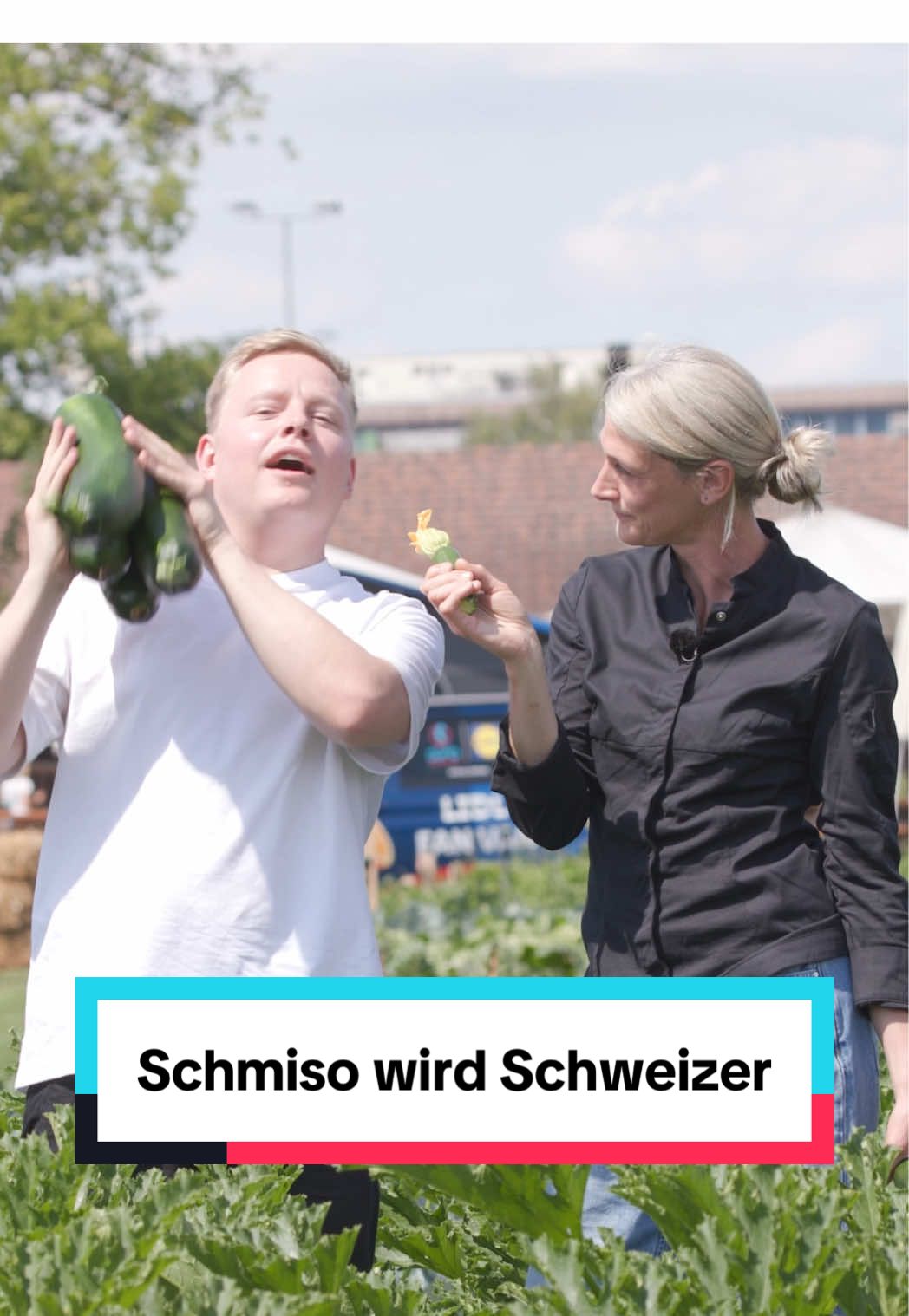 A post by @ on TikTok caption: Ist Schmiso nun Schweizer geworden? 🤔🇨🇭 Der nächste Stopp der Lidl Fan Van Reise lässt Schmiso tief in die Schweizer Kulinarik hineinblicken. Gemeinsam mit Ernährungsexpertin Mona Nemmer und TV-Koch René Schudel ging es am Frische Feld nicht nur um die UEFA Women’s EURO 2025, sondern auch um die gesunde und leckere Schweizer Küche. ⚽️🥬 Wenn du auf den Geschmack gekommen bist, gibt es die komplette Folge auf   ➡️  youtube.com/lidl!  🫵😋  #lidllohntsich #onyourteam #uefawomenseuro2025 #WEURO2025 #femalefootball #lidlde