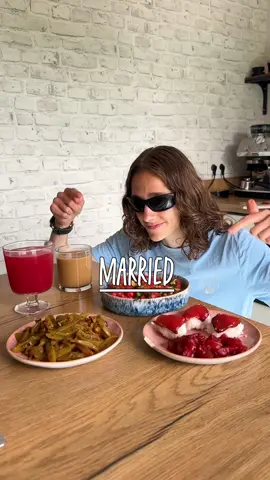 A post by @fitgreenmind on TikTok caption: Watermelon 6 ways! 🍉  I bought a 12kg watermelon which did cost me my left kidney… so you better believe I’ll use EVERYTHING! 😌 Here’s what I made, let me know what you wanna see first! 👇 🍉 Watermelon rind stir fry 🍉 Watermelon salsa 🍉 Watermelon tu-NAH 🍉 (Water)melon seed milk 🍉 Watermelon Gatorade - Wassermelone auf 6 Arten! 🍉 Ich hab eine 12 kg Wassermelone gekauft, die mich meine linke Niere gekostet hat … also glaubt mir, ich werde ALLES verwenden! 😌 Das hab ich damit kredenzt. Lasst mich wissen, was ihr zuerst sehen wollt! 👇 🍉 Wassermelonenschale stir fry 🍉 Wassermelonensalsa 🍉 Wassermelonen-Tu-NAH 🍉 (Wasser-)Melonenkernmilch 🍉 Wassermelonen-Gatorade #easyveganrecipes #vegancooking#veganrecipes #watermelon #watermelondrink #quicksnacks #quickrecipes 