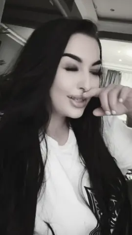 A post by @assu.yasmina.assu on TikTok caption: #😂😂#deretinuttttt♠️ 🤝#retineti♠️😉 #zau 