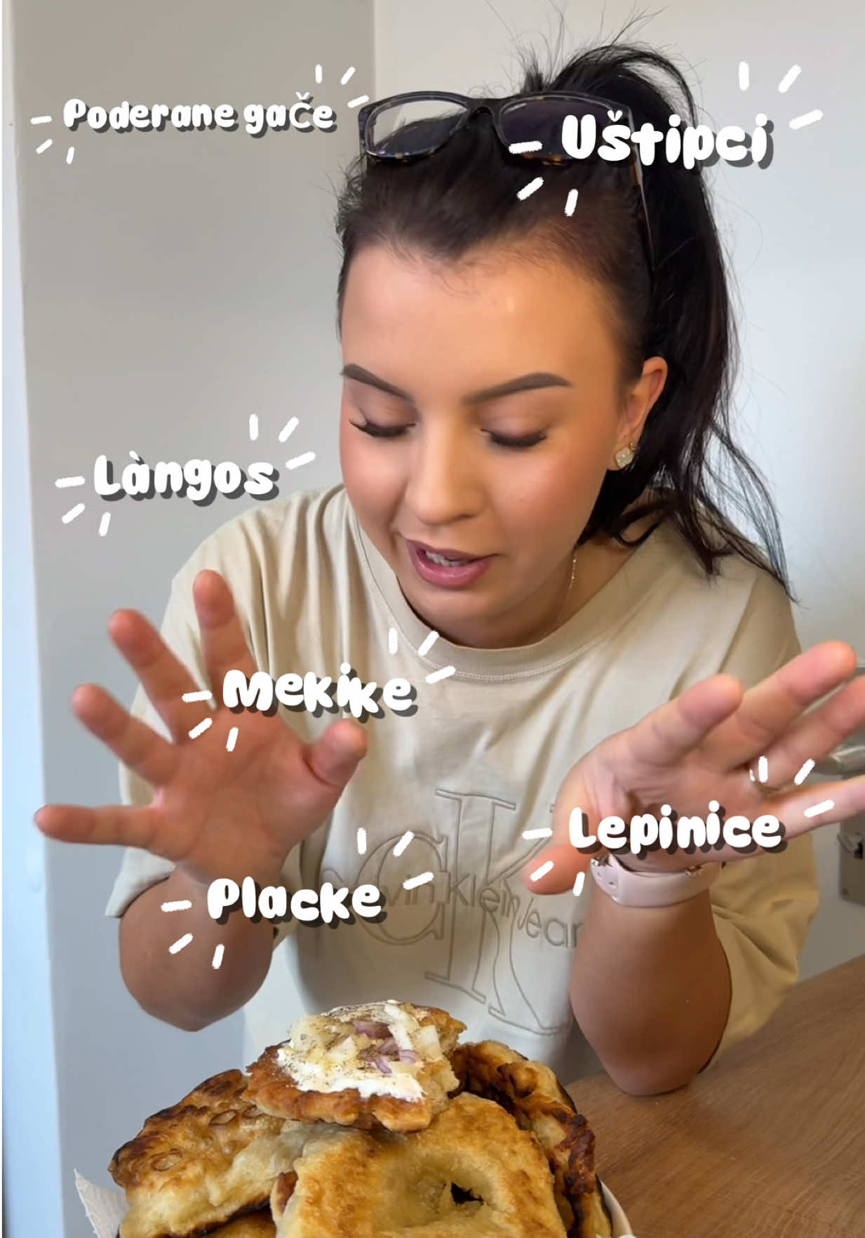 A post by @bosniancook on TikTok caption: Palacinci/ Lepinice/ Mekike 🇧🇦 Fladen aus Hefeteig 🫓 Zutaten 🇩🇪 – ca. 500 g Mehl – 250 ml lauwarmes Wasser – 1 Würfel frische Hefe – 1 TL Salz Zubereitung: • Hefe im lauwarmen Wasser ca. 5 Min. aktivieren • Mehl & Salz dazugeben → zu einem klebrigen Teig verrühren • Abgedeckt mind. 1,5 Std. gehen lassen (gern über Nacht) • Mit geölten Händen Teigstücke abnehmen • Lang ziehen & direkt in heißem Öl ausbacken • Goldbraun, außen knusprig – innen fluffig weich 😍 Sastojci: – oko 500 g brašna – 250 ml mlake vode – 1 kocka svježeg kvasca – 1 kašičica soli Priprema: • Kvasac aktivirati u mlakoj vodi (oko 5 min) • Dodati brašno i so → zamijesiti ljepljivo tijesto • Pokriti i ostaviti da naraste min. 1,5 h (najbolje preko noći) • Nauljenim rukama uzimati tijesto • Rastegnuti u duži oblik i pržiti u vrelom ulju • Pržiti dok ne porumeni – izvana hrskavo, iznutra mekano 😍 #bosna #bosnaihercegovina #bosnien #starinskajela #starinskahrana #starinsko #hrvatska #srbija #balkan #jugoslavija #yugo #domacetijesto #recepti #mekano #tradicionalno #langosch #fladenbrot #einfacherezepte #hefeteig #soulfood 