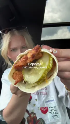 A post by @smallersam_pcos on TikTok caption: Popeyes🍗 (550 cals + 47g protein)  Here’s how to order: Order on the app so you can get the wrap with the blackened strips and remove the mayo + a 3 piece blackened strip.  *The wrap is 380 cals with no mayo & the 3 extra blackened strips are 170 cals*  #popeyes #protein #hack #mealprep #wrap #fastfood #order #pcos #mom