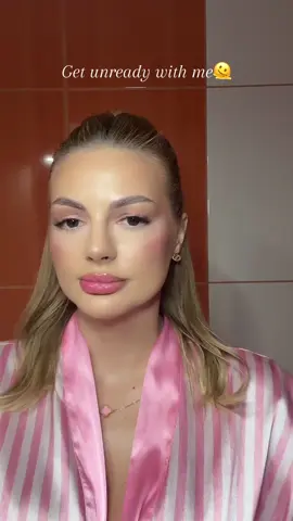A post by @eusuntjulia.cont2 on TikTok caption: La ce oră vezi asta? ❤️ #getunreadywithme 