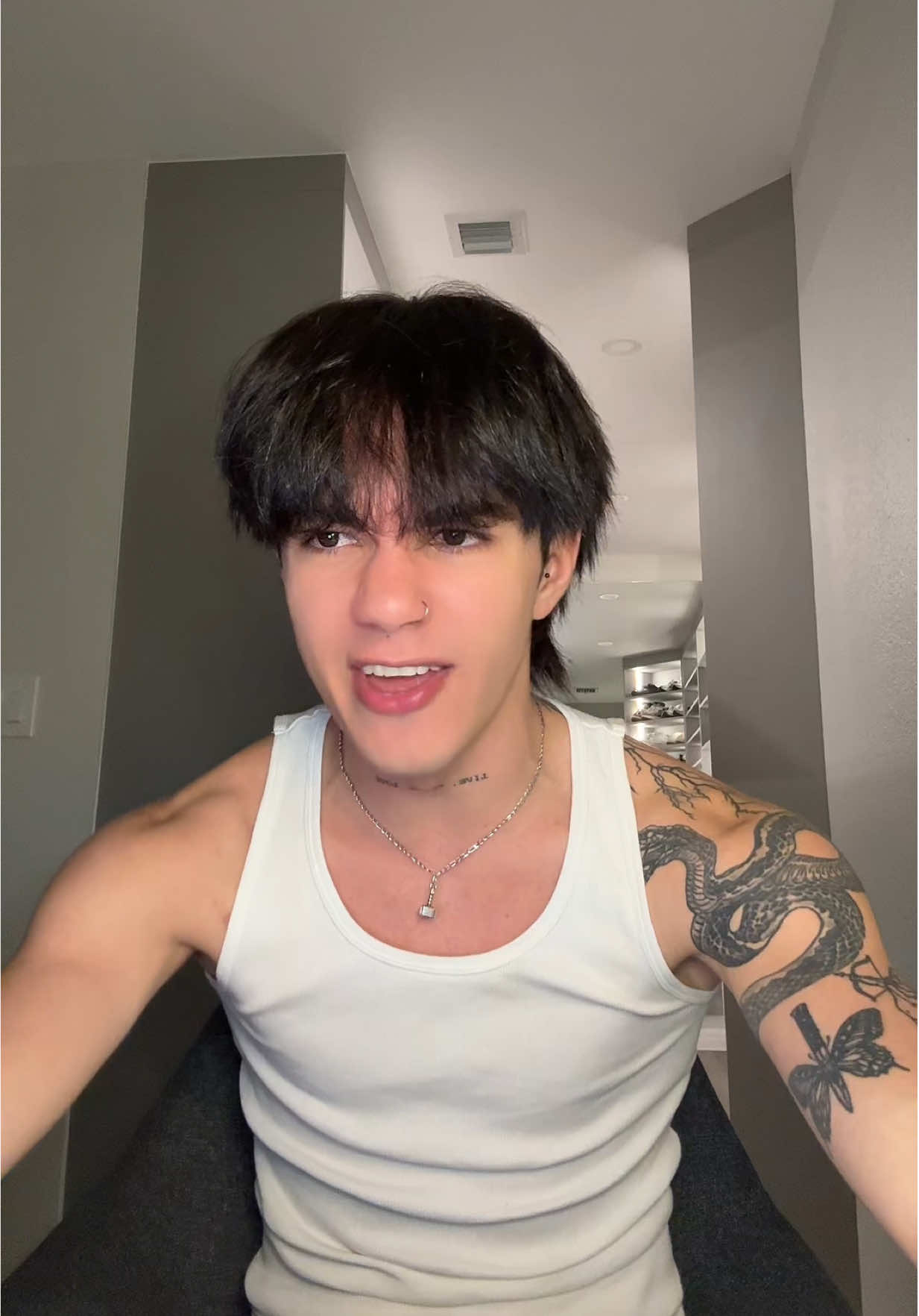 A post by @carlhoos_ on TikTok caption: Devoré 😍🫦 #ingles #tendencia #carlosalberto 