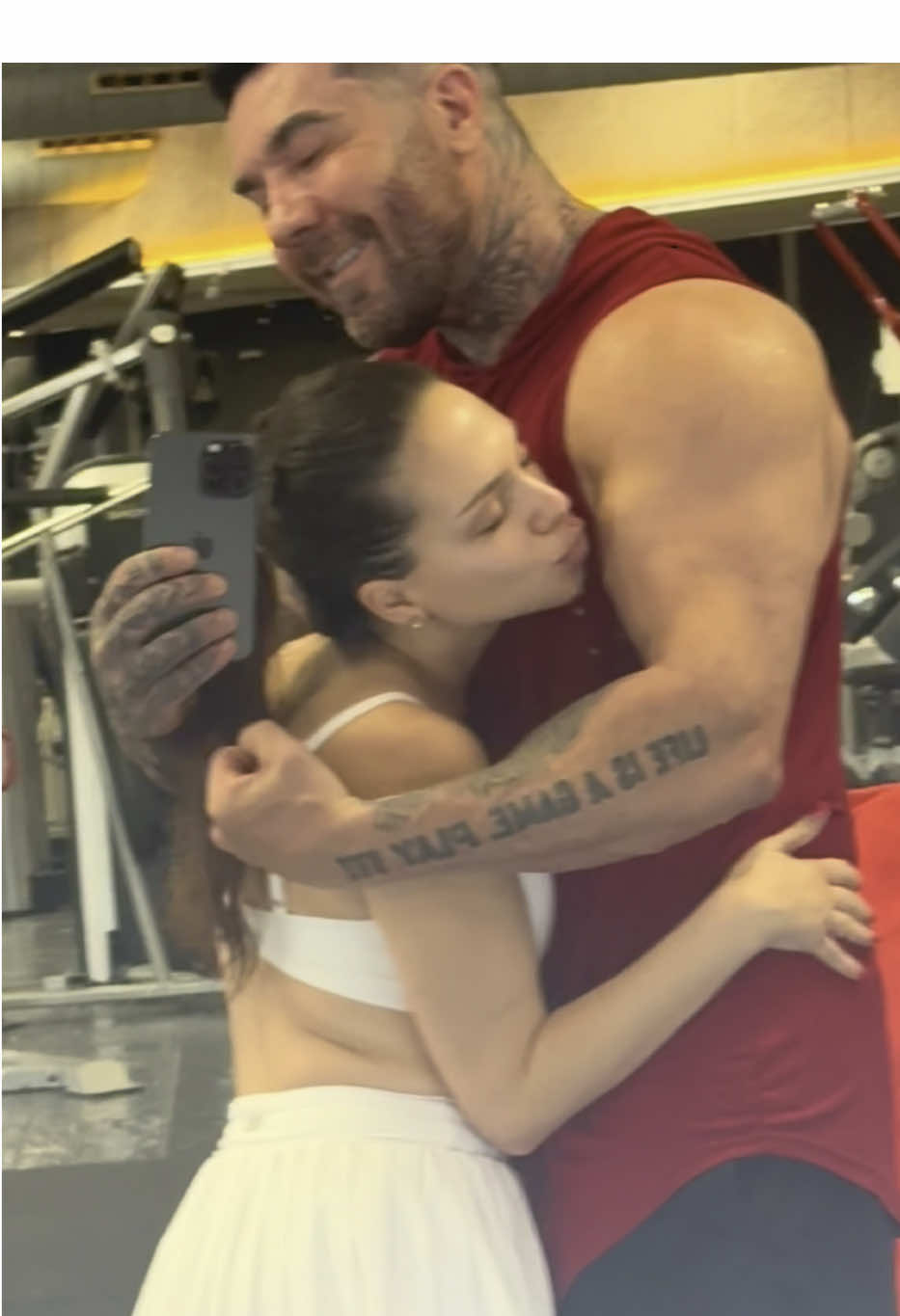 A post by @xavi.caballol on TikTok caption: Puede parecer otro simple lunes en el gym pero es mucho más que eso.  Cada día estamos más fuertes gracias a la disciplina de ir cada día al gym luchando contra heridas, fracturas y dolores.  #gym #parejas #fitness #couplesgoals #lunes #disciplina #fuerza
