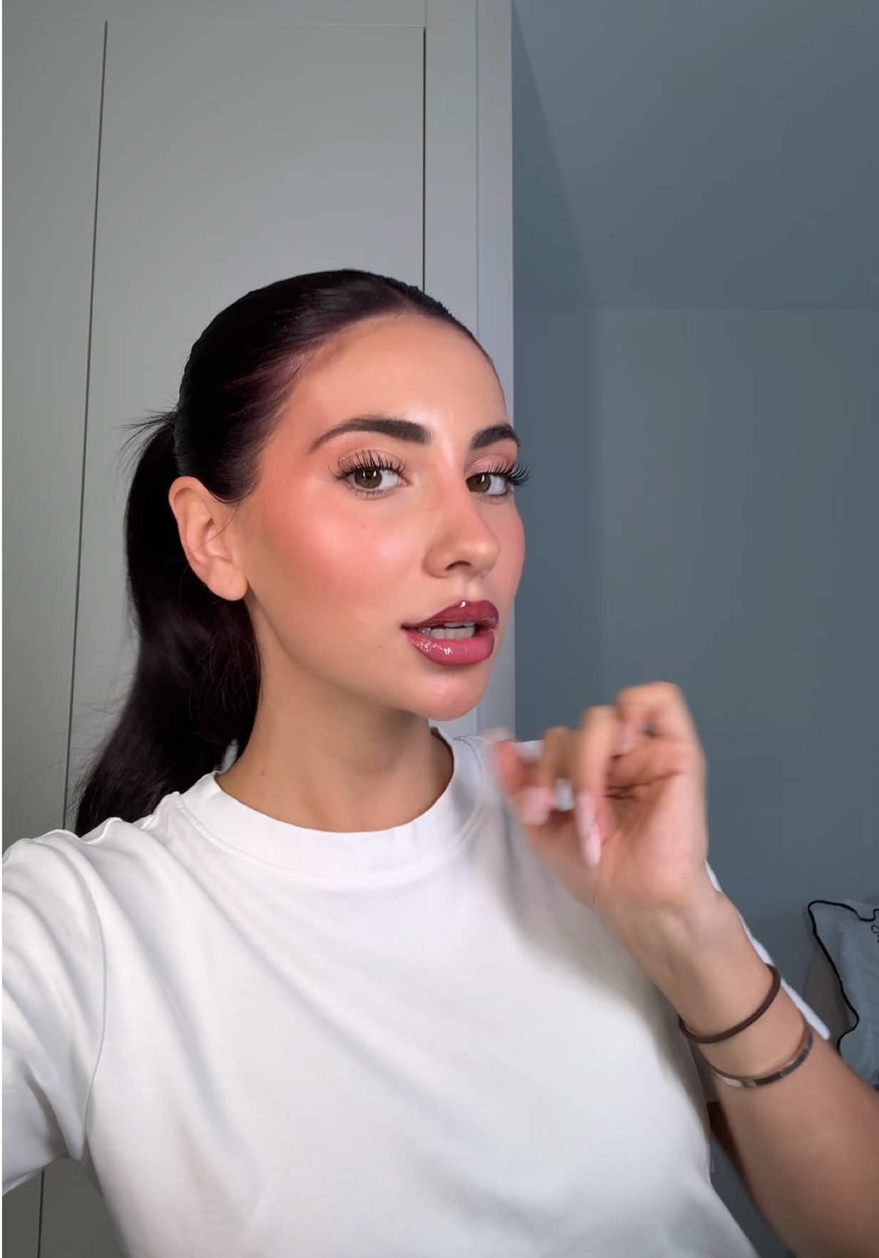 A post by @andreagarte on TikTok caption: Limpieza de maquille mientras me maquillo 🙌🏻