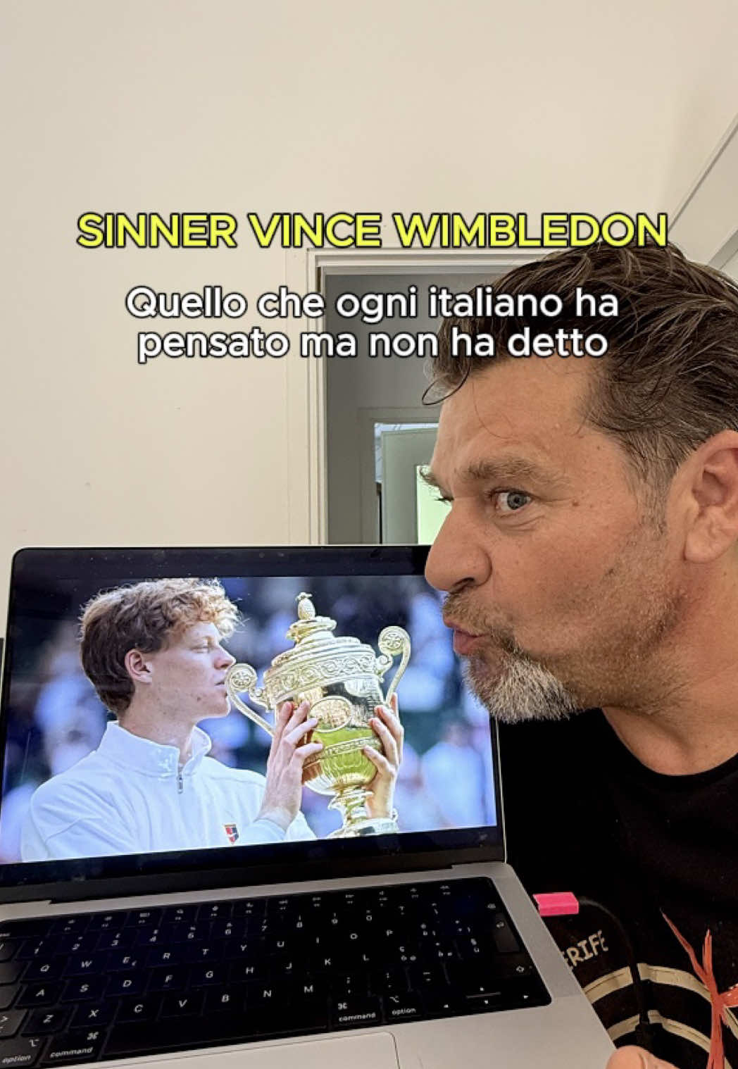 A post by @dadaemarcolino on TikTok caption: Scusate Dada ma era molto preso dalla partita, facciamo i complimenti anche a Alcaraz perché è un grandissimo giocatore #gliaudiodimiopadre #dadaemarcolino #sinner #Wimbledon #dada #marcolino 