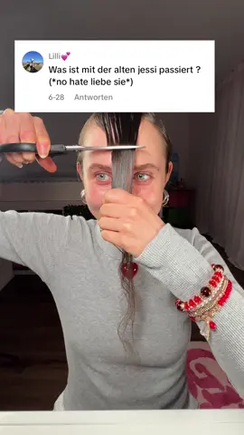 A post by @jessiebluegrey on TikTok caption: anzeige die alte Jessie ohne Pony ist zurück, aber…MIT EINEM SNATCHED FACE UND FACE LIFT😎 aka ich hab einfach nur die #lifterstix von @maybelline de benutzt ✨  #maybelline #makeup 