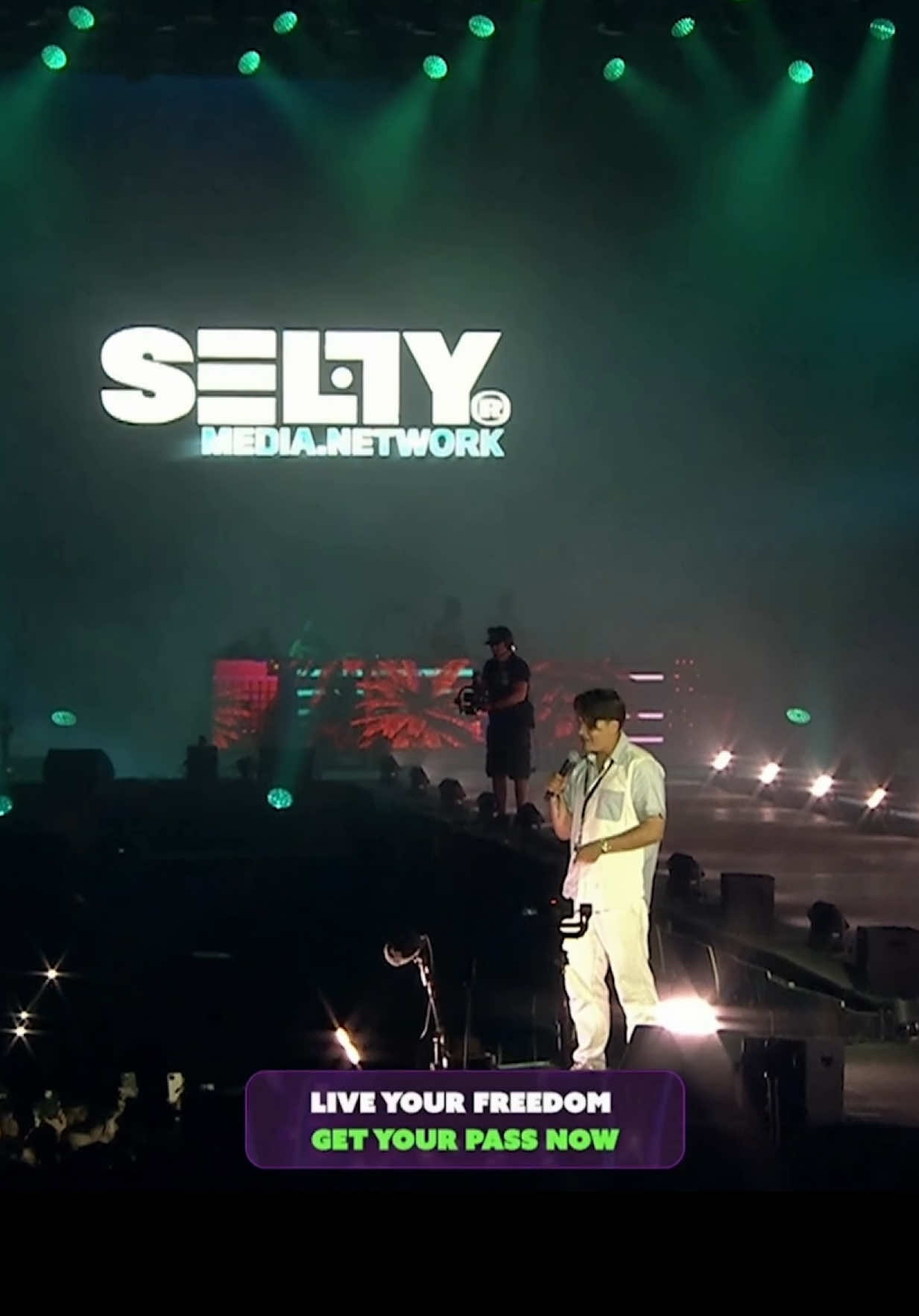 A post by @selly on TikTok caption: Mesajul meu la Beach, Please!