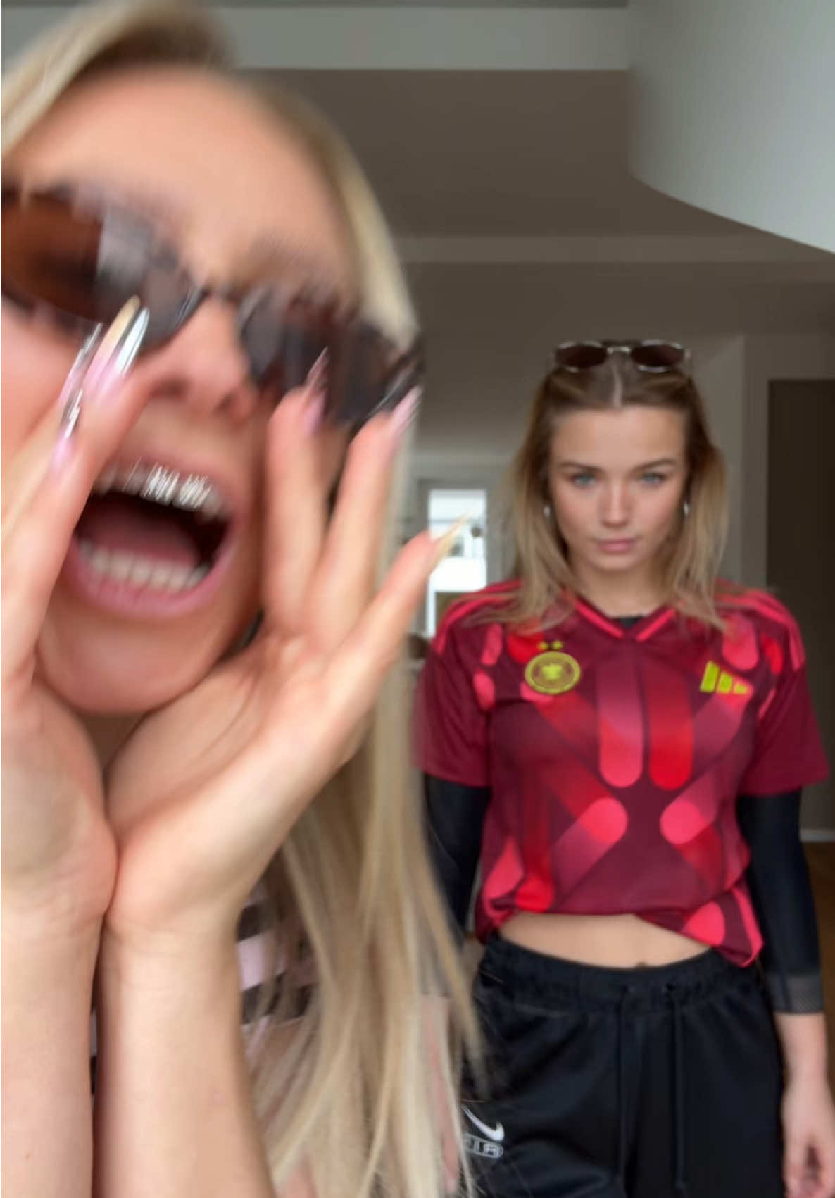 A post by @juliabeautx on TikTok caption: Sehr viel Liebe in diesem Haus und gleich Bananenbrot, weil wir backen das jetzt #bounce 