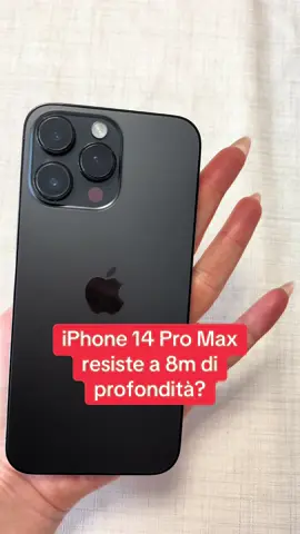 A post by @ladymarloow on TikTok caption: #iphone #iphone14promax #apple #iphonetricks #Summer #watertest #perte #neiperte 