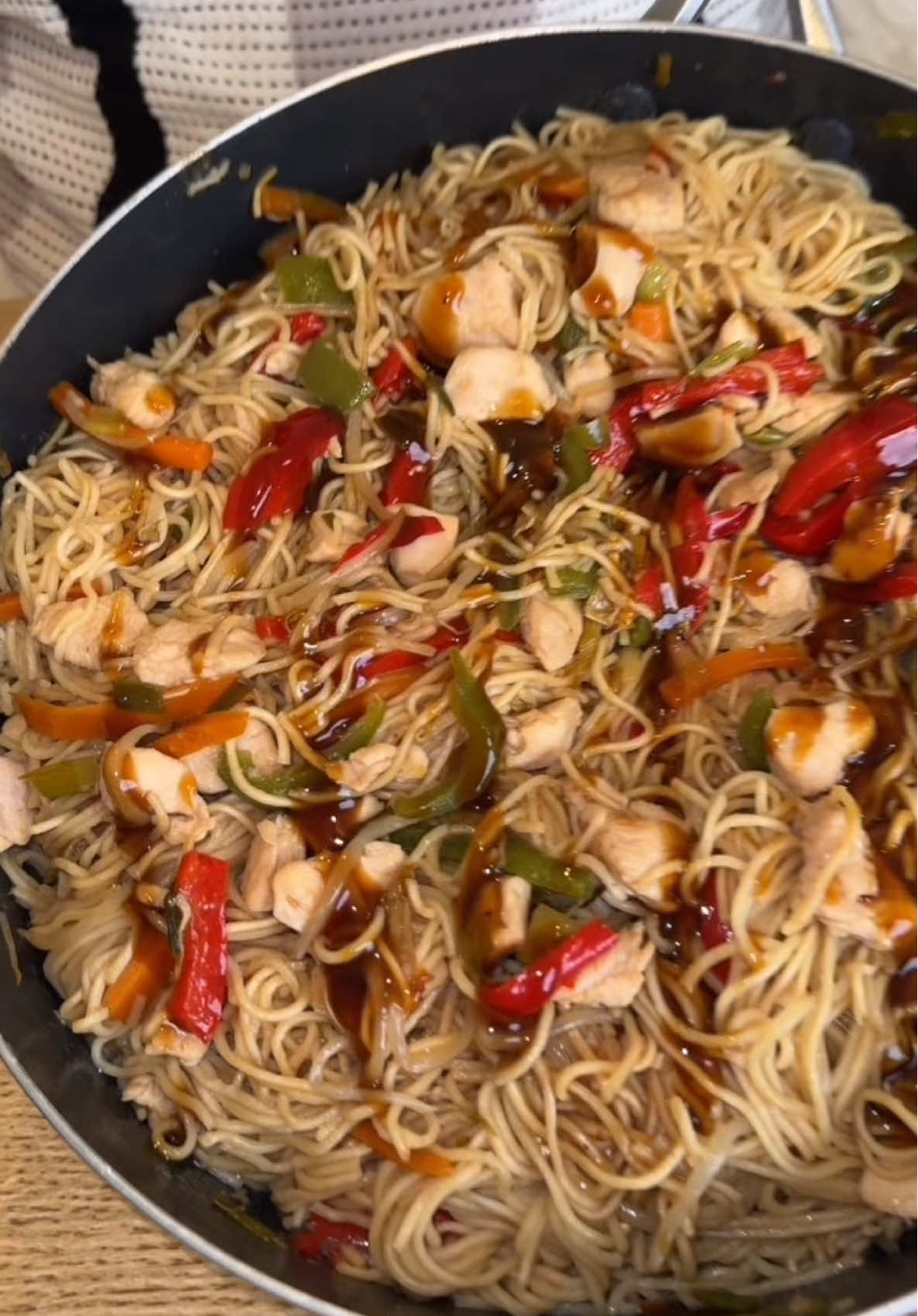 A post by @cestarpinbon on TikTok caption: Les nouilles sautées au poulet PÉPITE 🍜🍲 #recettes #ideerecette #recettesimple #recetterapide #recettefacile #recettesimpleetrapide #recettefacileetrapide #TikTokFood #cestarpinbon 
