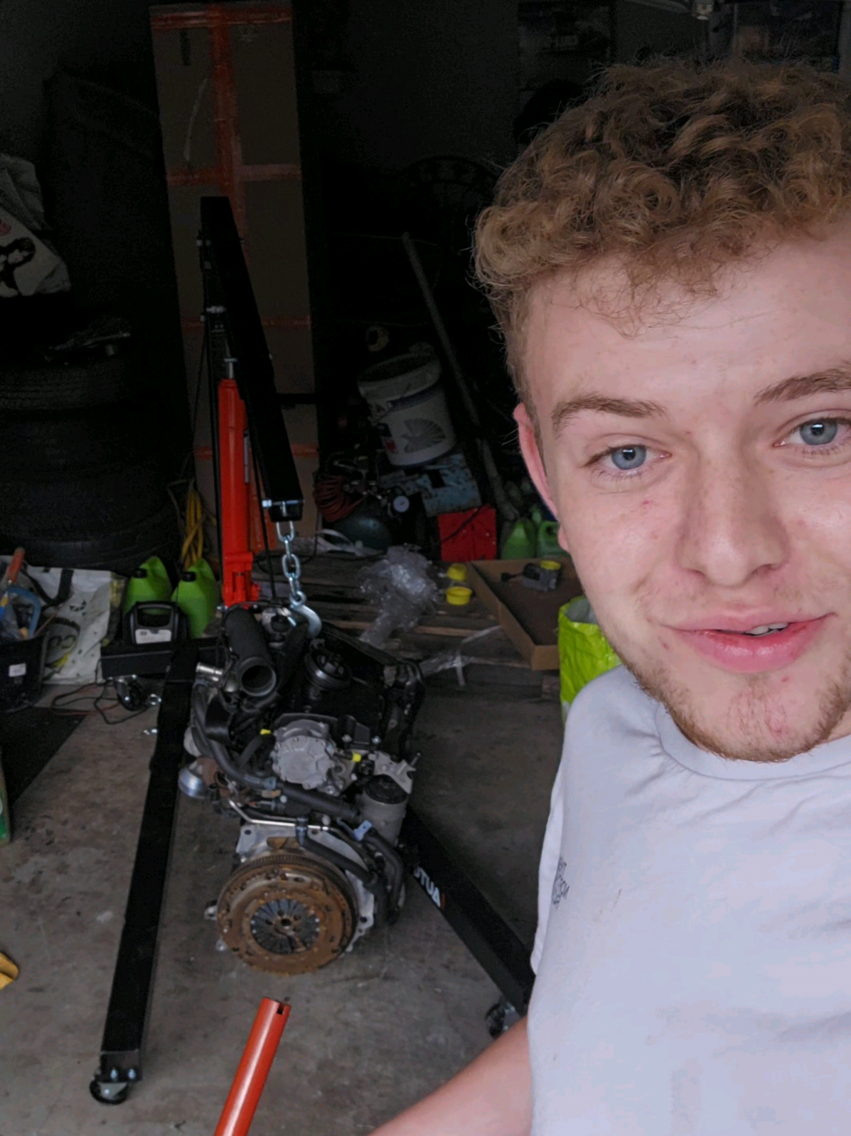 A post by @cseb_officiel on TikTok caption: C'est le jour J pour réparer mon audiiiii a3 donc la jvai ramené le nouvo moteur dinch nord avec la cacahuète depuis le pas de calaissss 😁