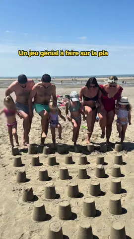 A post by @noemieetrudy on TikTok caption: Un jeu génial et gratuit à faire sur la plage cet été 😁