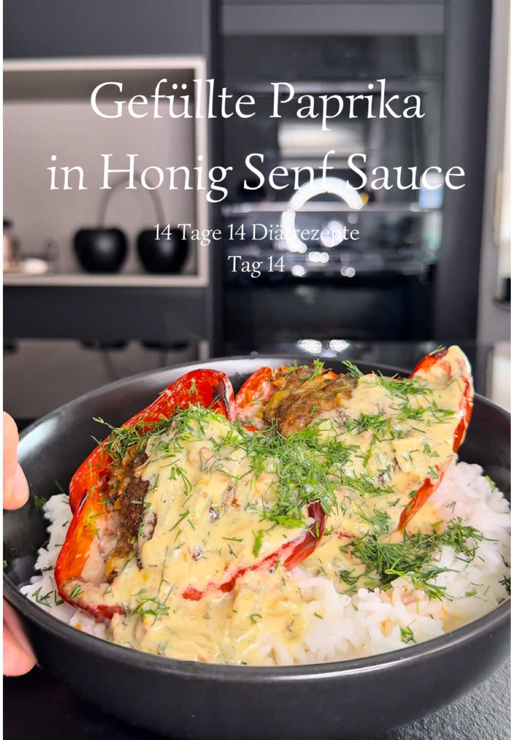 A post by @joeskochwelt on TikTok caption: Gefüllte Paprika Honig Senf Sauce 🫑 14 Tage 14 Diätrezepte- Tag 11 Zutaten 4 Personen: ✳️400g Basmati Reis ✳️3 rote Paprika ✳️500g Rinderhackfleisch ✳️1 Zwiebel ✳️1 Knoblauchzehen ✳️1 Ei ✳️Petersilie ✳️Salz, Pfeffer, Paprikapulver Sauce: ✳️Rest Hackfleischgemisch ✳️1 Zwiebel ✳️2 Knoblauchzehen ✳️350ml Gemüsebrühe ✳️1,5 TL Senf ✳️1,5 EL Frischkäse Balance ✳️1,5 TL Honig ✳️Salz, Pfeffer #gefülltepaprika #honigsenf #diätrezept #viral #germany #foodporn #foodblogger #foodphotography #foodpic #foodie #foodblog #fyp #foryoupage #foodtiktok #mittagessen #Abendessen #schnellerezepte #gesunderezepte #lecker #leckerrezepte #mealprep #kochenmitkind #waskocheichheute #familienrezepte #kochideen #kochenmitkind #familienrezepte #foodtok #fürdich #fürdichpage #fürdichseiteシ #fürdichseiteviral