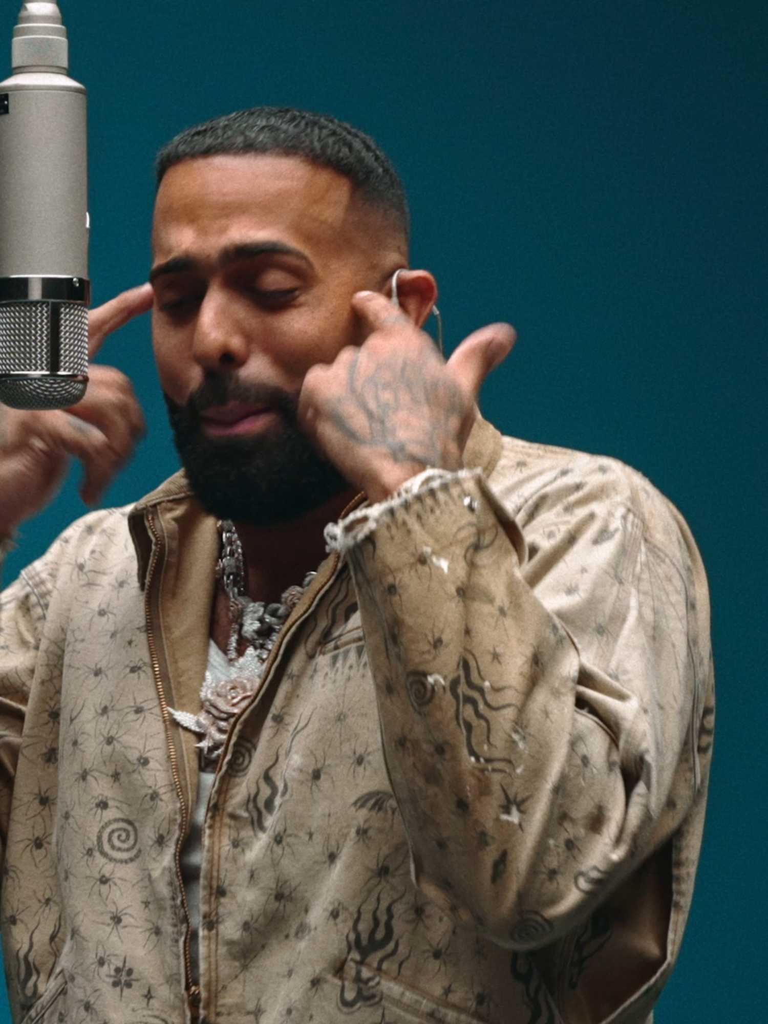 A post by @colorsxstudios on TikTok caption: Puerto Rican-American trailblazer Eladio Carrión (@eladiocarrioneldelah)captures a heartfelt plea in this acoustic rendition of ‘Cuenta a 10’, a standout track from his latest album ‘DON KBRN’. #colors