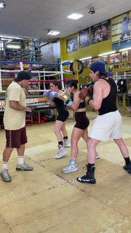 A post by @alanafloresf on TikTok caption: y volvimos 😌🥊❤️