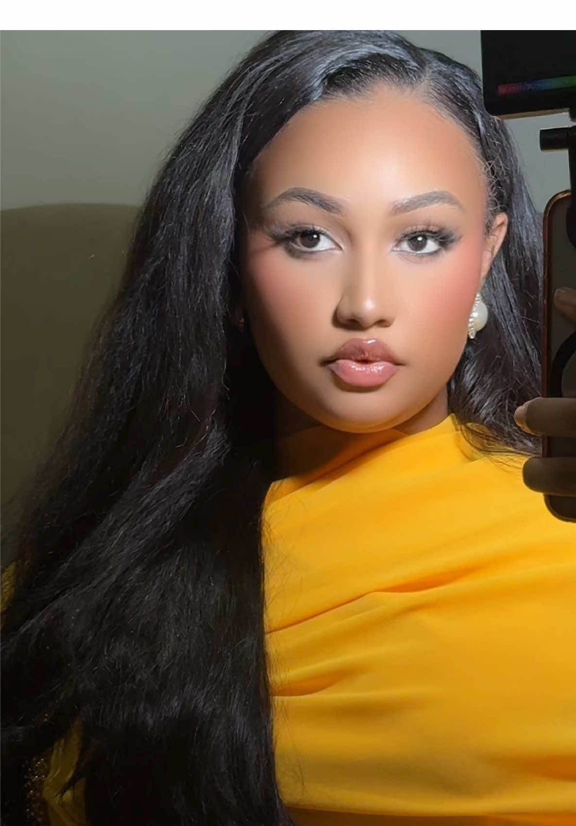 A post by @faynaraa on TikTok caption: Le flex de savoir se maquiller 🤌🏽