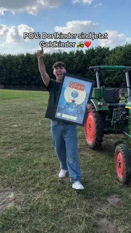 A post by @finnel on TikTok caption: Wo sind die Dorfkinder? 🚜🔥 Danke, das wart ihr! ❤️ #finnel #dorfkinder 