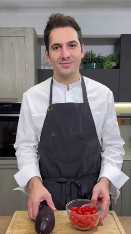 A post by @sebastian_fitarau on TikTok caption: La norma in un riso ❤️ ingredienti x2  180g riso carnaroli 1 melanzana media 100g pomodorini  1 spicchio d'aglio  basilico fresco q.b. 20g burro 30g parmigiano  50g caprino 25g latte o latte di capra ancora meglio sale q.b. pepe q.b. olio evo q.b. Brodo vegetale q.b. per la cottura del risotto  Procedimento: Condisci i pomodorini con olio, sale, pepe, basilico e inforna insieme alla melanzana a 180 gradi in forno ventilato per 20 minuti. Togli i pomodorini elimina l'aglio e frulla finché diventa una crema liscia ed omogenea. continua a cuocere la melanzana per altri 10 minuti o finché diventa morbida. Apri la melanzana, pulisci bene la buccia, stendi la buccia su una teglia con carta forno e falla seccare nel forno a 170 gradi nella modalità statica per circa 10 minuti, deve essere croccante. Frulla la polpa della melanzana con un filo d'olio, sale e pepe. Metti il caprino insieme al latte e mescola con una frusta, se troppo denso aggiungi un goccino di latte. Tosta il riso a secco con il sale, sfuma con il brodo vegetale e cuocilo per 12 minuti, metti la crema di melanzane e finisci la cottura del riso, manteca con burro e parmigiano. Impiatta il risotto con la salsa di pomodoro, caprino, la buccia di melanzane sbriciolata e foglie di basilico fresco. . . . #primipiatti #risotto #creativo #melanzane #pomodoro #caprino #basilico #sebastianfitarau #chef #ilgustodellasemplicità 