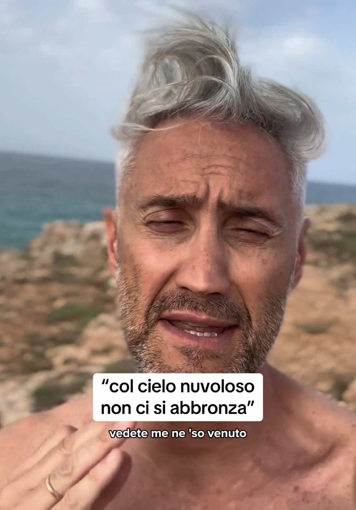 A post by @lafisicachecipiace on TikTok caption: Ma davvero con il cielo nuvoloso non ci si abbronza? È una questione di fisica #lafisicachecipiace #fisica #lafisicachecipiacekids #scuola #vincenzoschettini