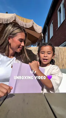 A post by @jahlyssiawithagen on TikTok caption: Gezellig een unboxing time samen 💜 #unboxingtime 