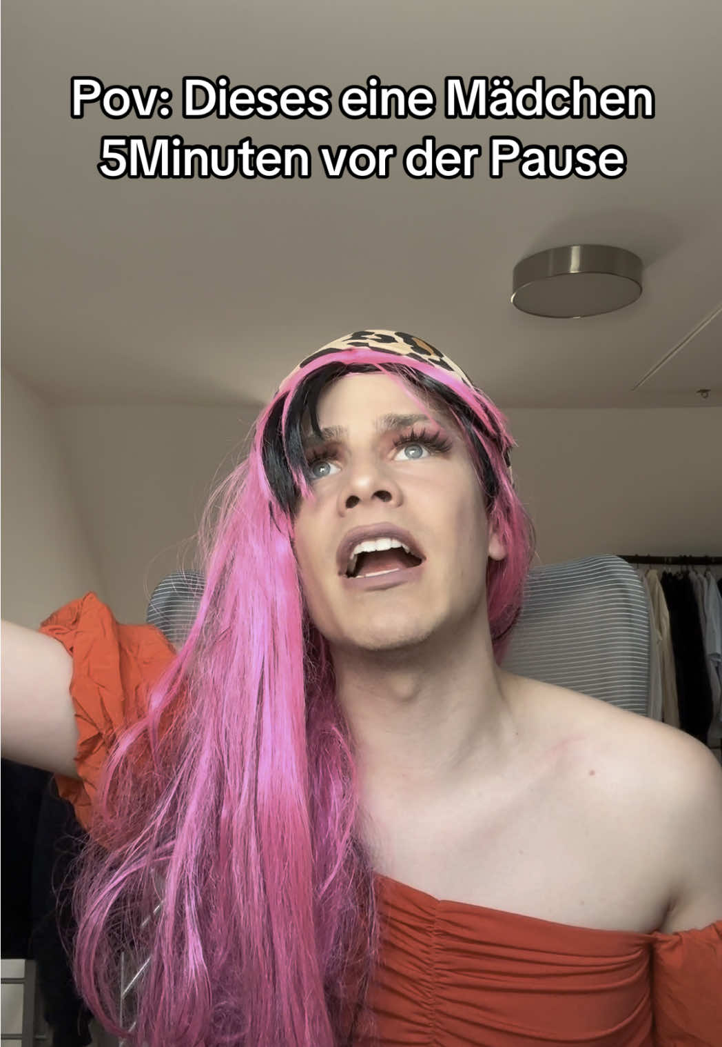 A post by @itsofficialmarco on TikTok caption: Es gibt immer mindestens eine davon in einer Klasse!😂🩷 hahaha