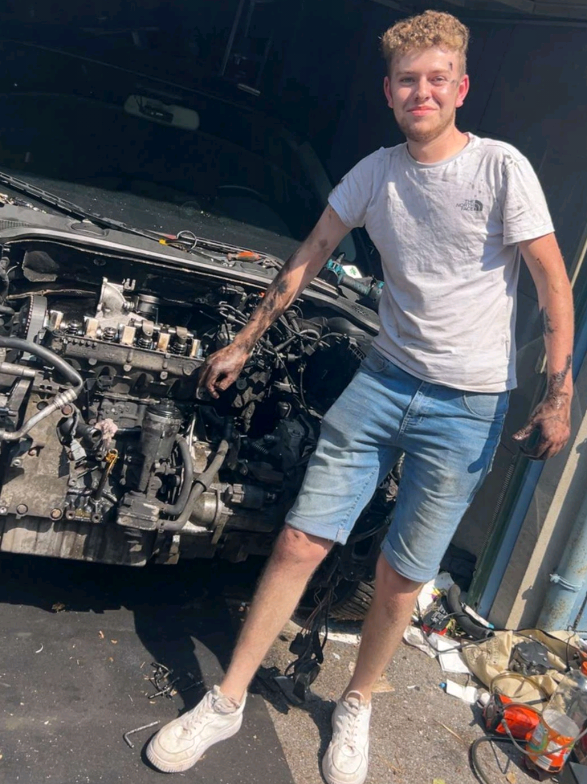 A post by @cseb_officiel on TikTok caption: Place au démontage et remontage du nouveau moteur sur la3 ! résultats final après reglage turbo etc ... mercredi normalement 👌😁