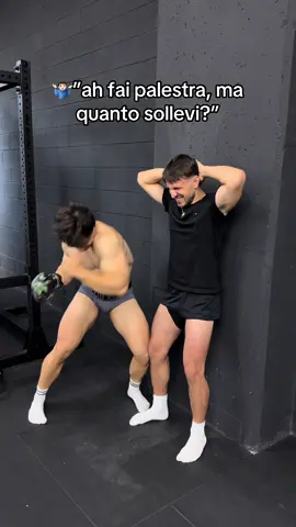 A post by @uncledannylifts on TikTok caption: QUANTO SOLLEVO DI COSA DI CHE ESERCIZIO. QUANTO SOLLEVO DI COSA? MELE PERE?