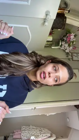A post by @zarajanice on TikTok caption: Ik wil op geen enkele manier medelijden, applaus of aandacht met deze video. Het enige wat ik wil is mijn verantwoordelijkheid nemen zoals Jezus dat van mij vraagt. Dus bijdeze: het spijt mij 🤍