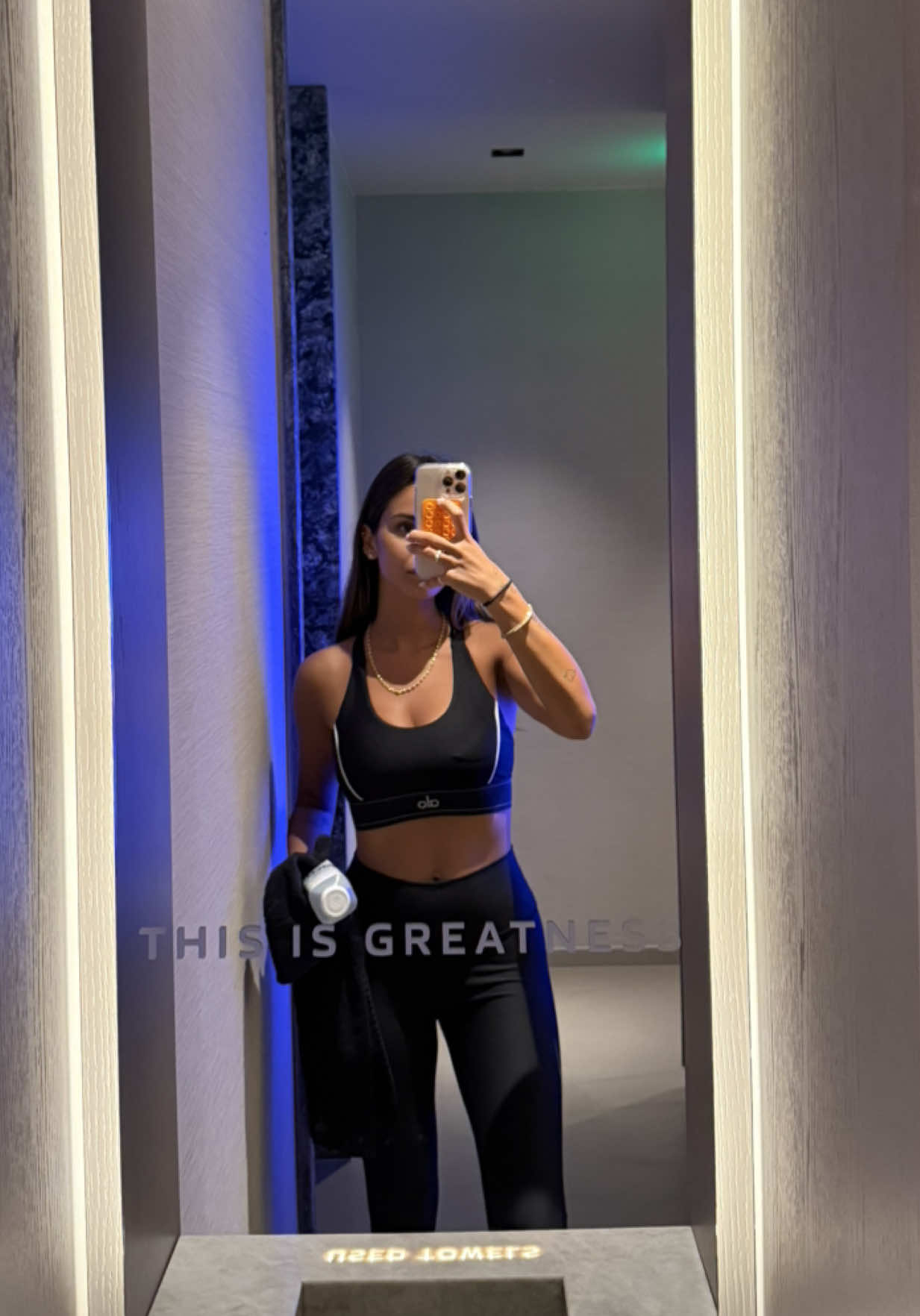 A post by @monicageuze on TikTok caption: Met MONICA20 tot 17/7 20% korting op de gehele collectie bij @LOAVIES Ad