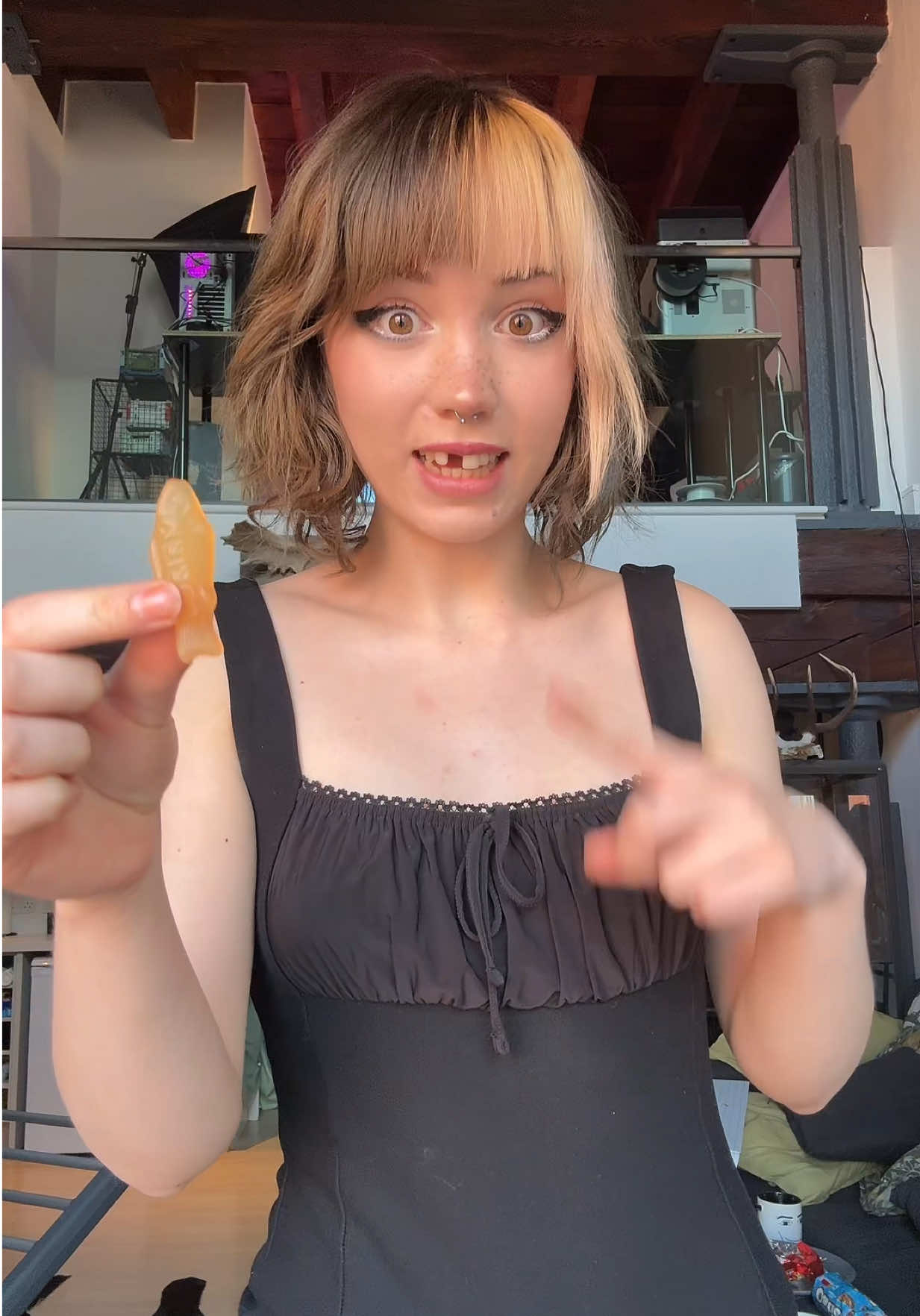 A post by @toothlessteddie on TikTok caption: streaming rn on tha porple platform :3 user is teddietoothless 