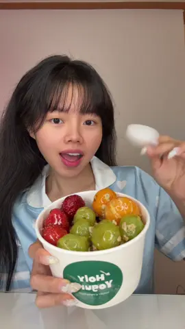 A post by @serenalexoxo on TikTok caption: Yoajung and Tanghulu is the ultimate combo #요아정 #탕후루 #mukbang #mukbangeatingshow #yoajung #tanghulu #요아정탕후루 