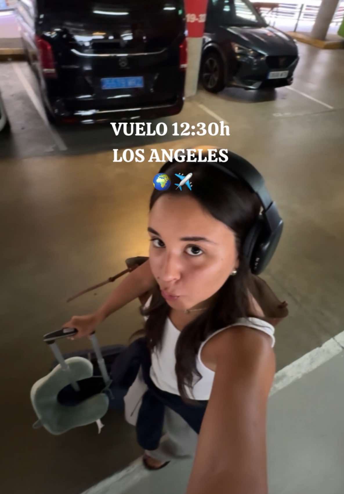 A post by @paulisls on TikTok caption: bueno, he perdido completamente el miedo a volar, ya os haré un vídeo cuando vuelva a españa de cómo es entrar en usa porque ha sido totalmente una experiencia🥰🥰ig:paulisls