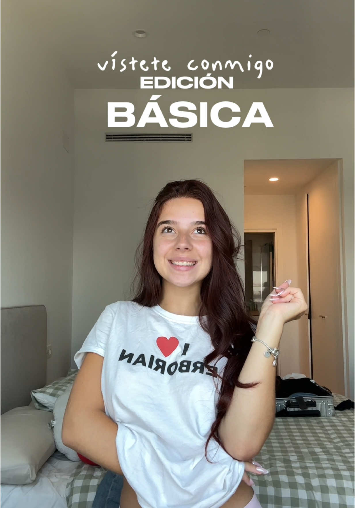 A post by @luciacorreaaa4 on TikTok caption: Vístete conmigo edición básica x @Monve 