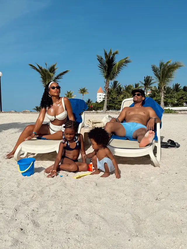 A post by @latoyabruh on TikTok caption: POV: You just spotted the blueprint🧜🏽‍♀️🫶🏽🎬 #familythings  #couplegoals❤️ #blacklove #blackfamily #blackfamilies #beachday #fyp #visitjamaica #traveltiktok 