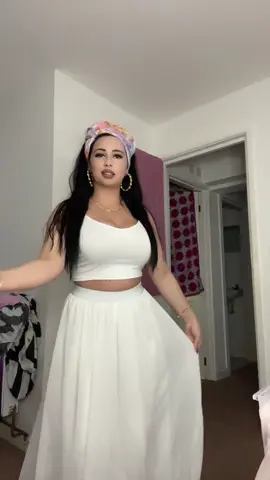 A post by @_.rebeca15 on TikTok caption: Auzi mă 😂💋#tiganca👑 #angliaromania🇬🇧🇷🇴🔝🔝 #greenscreen 