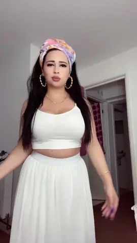 A post by @_.rebeca15 on TikTok caption: 🙂‍↕️#angliaromania🇬🇧🇷🇴🔝🔝 #greenscreen #tiganca👑 