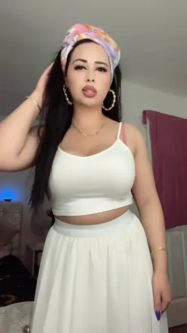 A post by @_.rebeca15 on TikTok caption: Of ce muzică 🥶#tiganca👑 #greenscreen 