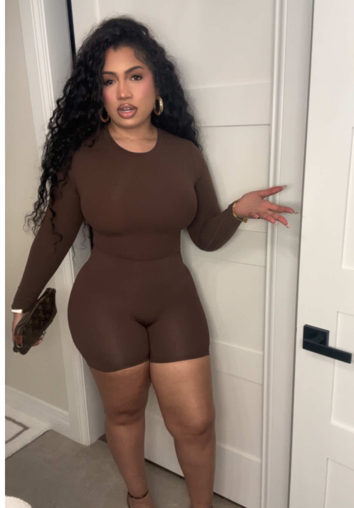 A post by @kingjnya on TikTok caption: get ready with meeeee for a night out 🫶🏽 more so get dressed with me and scent of the night but you get it 🤎 #grwm #nightoutoutfit #skims 