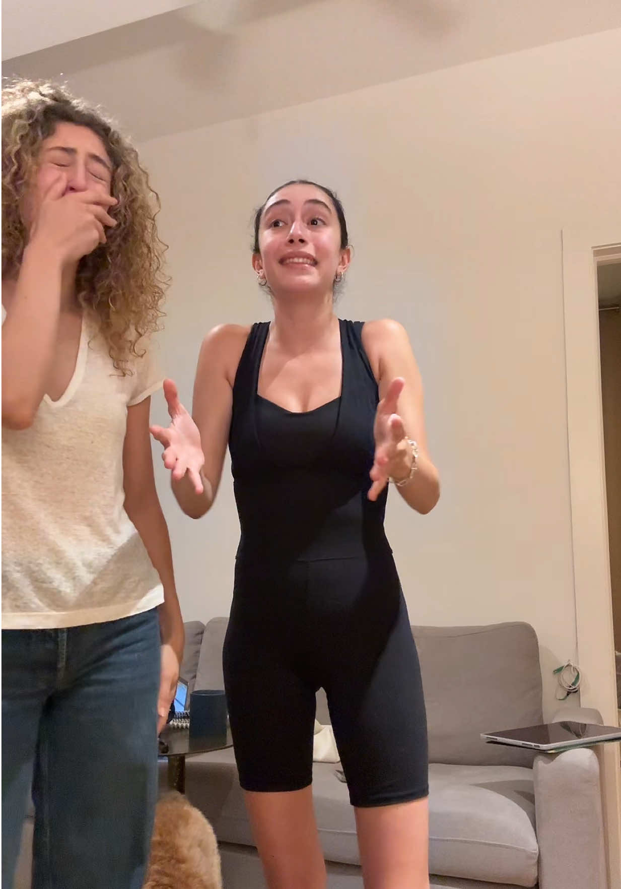 A post by @ssoleon on TikTok caption: ayudaaaaa!! Enserio es un problema 🫦