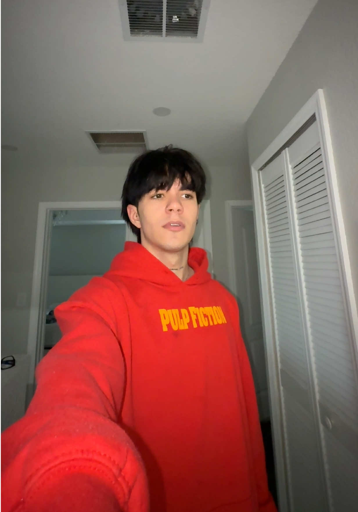 A post by @carlhoos_ on TikTok caption: Se la pasan todo el tiempo hablando de mí 😭 #robot #carlosalbertofuentes #carlhoos_ #mujerdebuenapasta 