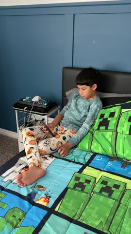 A post by @eliesparzaa on TikTok caption: Intentamos que mi hijo deje el celular!! 📲 pero esto no será nada fácil. 😅🥹