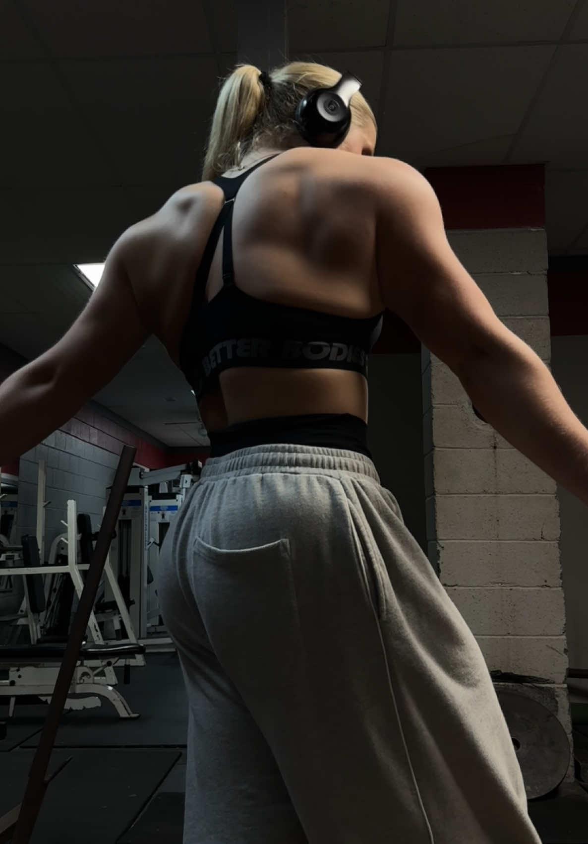 A post by @kyliegaskell on TikTok caption: #upperlower #fyp #gym 