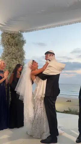 A post by @kimorazulay1 on TikTok caption: שיר חופה הכי מרגש שהיה🥹🤍 אחותי שלי, אנחנו הכי אוהבים אותך שיש, תודה 🫶🏽 @Agam Buhbut 