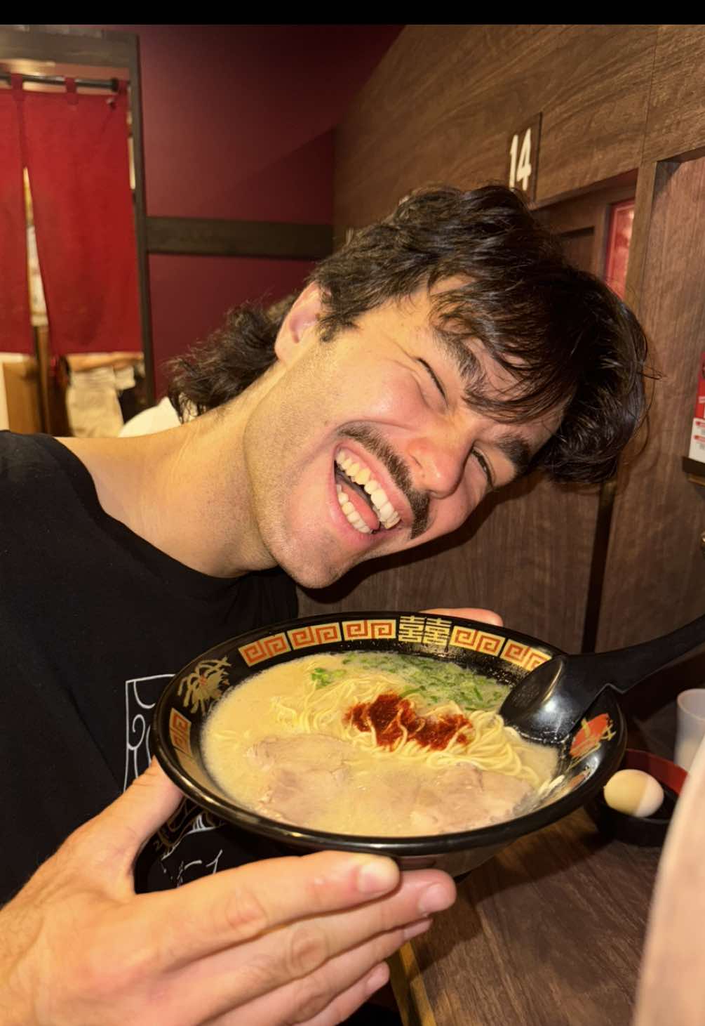 A post by @peldanyos on TikTok caption: Ramen Ichiran 🍜 en Tokyo 🇯🇵