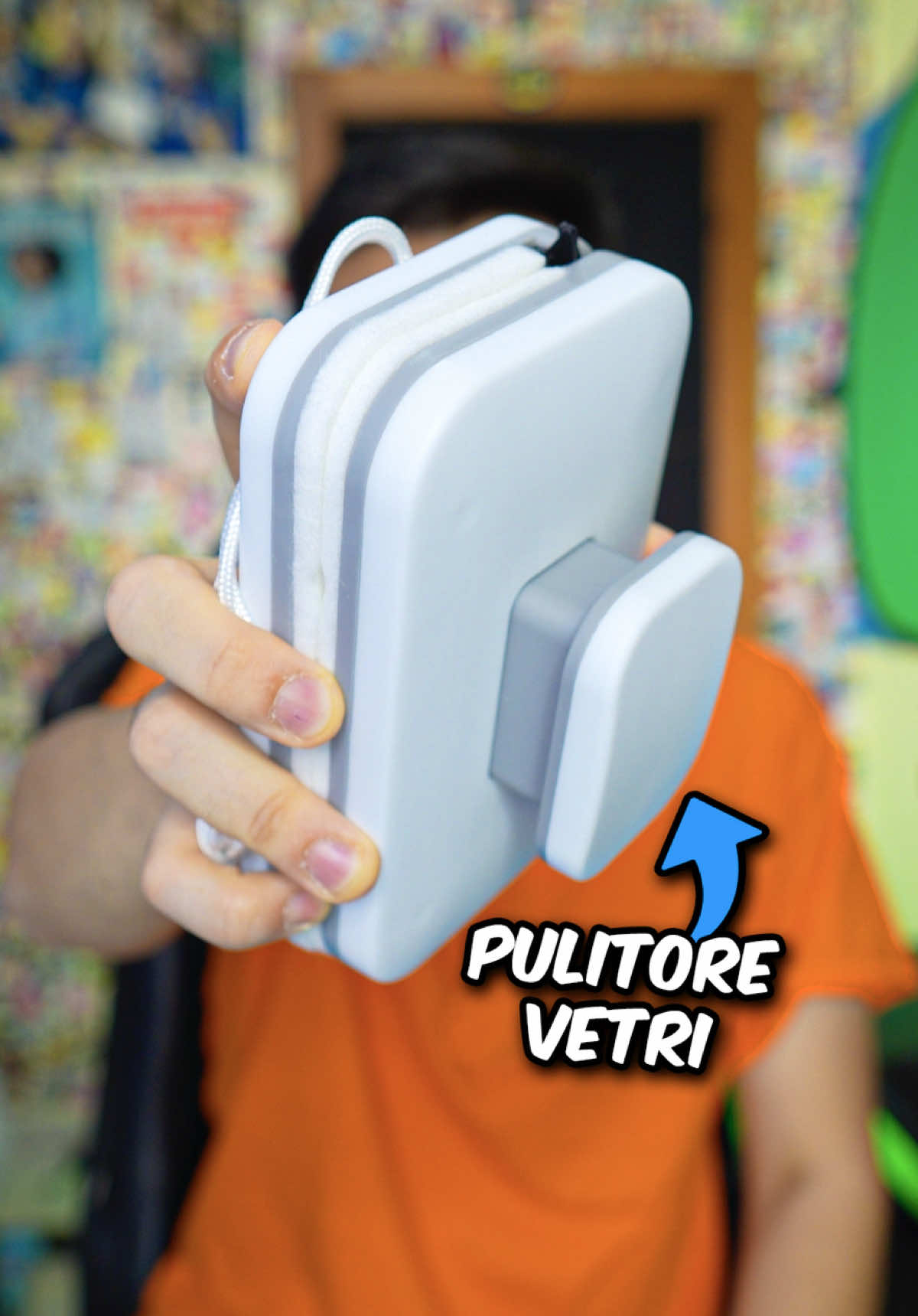 A post by @nick_radogna on TikTok caption: il Gadget magnetico che pulisce i vetri da entrambi i lati 🏙 Ma è davvero utile secondo te?