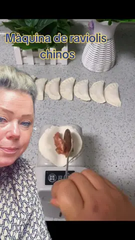 A post by @karina2you on TikTok caption: Experement mit Tortellini Maschine #probierenmitkarina #probiersen #maskiergang 