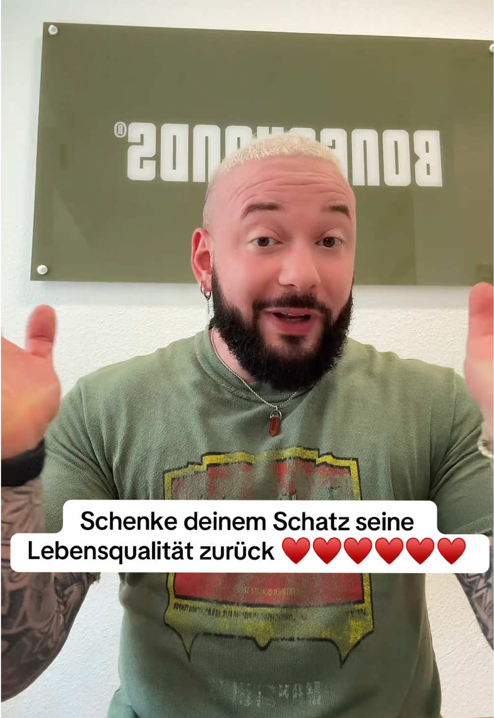 A post by @boneshandsanimals on TikTok caption: 🐶 Magen-Darm-Pulver für Hunde – Natürliche Hilfe für einen glücklichen Hundebauch 🐾 Ein gesunder Darm ist das Herzstück eines vitalen Hundelebens. Unser Magen-Darm-Pulver unterstützt sanft die Verdauung deines Lieblings – mit natürlichen, hochwertigen Inhaltsstoffen, die wirken. 🌿✨ 💚 Das steckt drin – und bewirkt Großes: ✅ Sanfte Hilfe bei Beschwerden wie Durchfall, Erbrechen oder übermäßigem Kot- & Grasfressen ✅ Fördert gesunde Darmbakterien 🦠 – und hält schädliche Keime in Schach ✅ Stärkt das Immunsystem 🛡️ durch gezielte probiotische Kulturen ✅ Mehr Energie & Lebensfreude 🐕 dank ausgewähltem Vitamin-B-Komplex 👍 Einfach, verträglich & gut fürs Tier: ✔ Leicht unters Futter zu mischen – hohe Akzeptanz beim Hund 🍽️ ✔ Frei von Getreide, künstlichen Aromen, Farb- & Konservierungsstoffen 🚫 ✔ Hypoallergen & vegan – auch für empfindliche Hunde bestens geeignet 🌱 ✔ Ohne Schwermetalle, schonend hergestellt 🧪 🔬 Qualität, der du vertrauen kannst: 🇩🇪 Hergestellt & geprüft in Deutschland 👩‍⚕️ Entwickelt mit Tierärzt*innen 🧴 Lichtgeschützte Verpackung für beste Haltbarkeit #foryou #asmr #animal #chiropractortiktok #türkiye #hundeauftiktok #hund #tiere #Love #animals #bochum #chiropractic #helfen 
