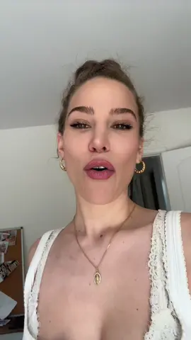 A post by @oceaneamsler on TikTok caption: C’est quoi votre couleur de pédicure préférée pour cet été ? 💕